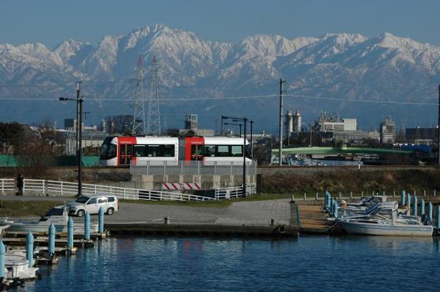 写真：岩瀬運河と立山連峰