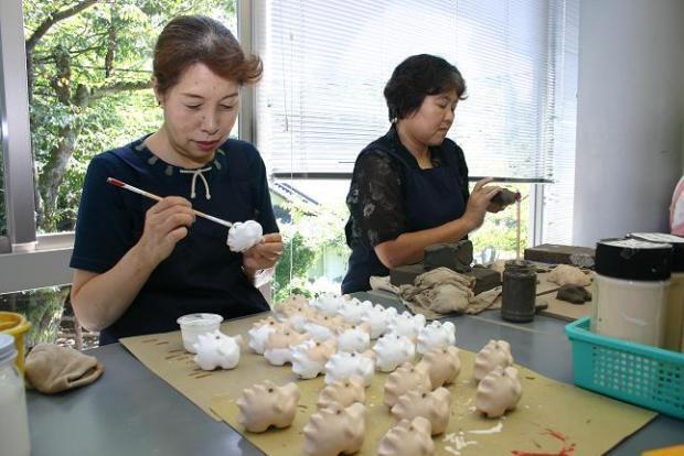 写真：富山土人形制作の様子