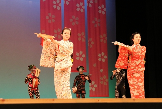 写真：東京藝術大学有志のパフォーマンス