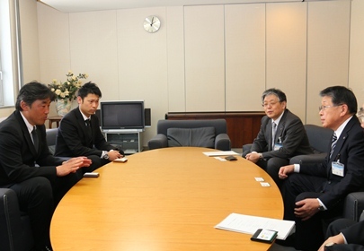 写真：激励する老月副市長