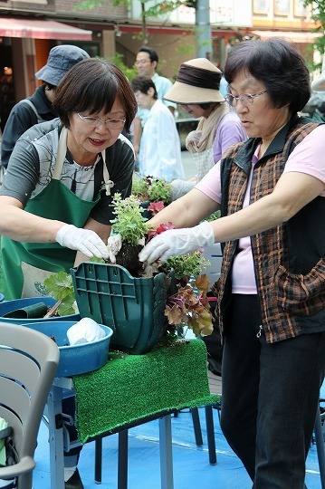 写真：苗を植えている様子1