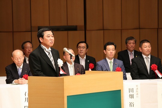 写真：壇上であいさつする森市長