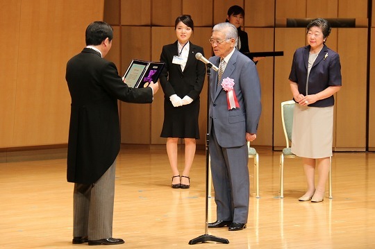 写真：贈呈の様子