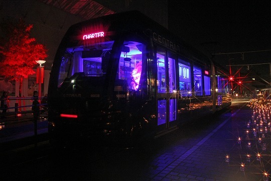 写真：光り輝く電車「ライトラム」　外観