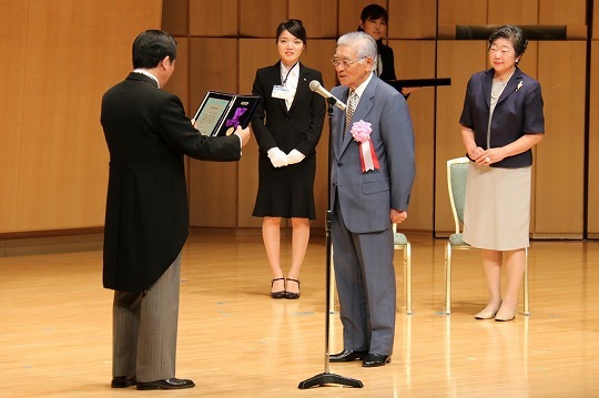 写真：贈呈の様子