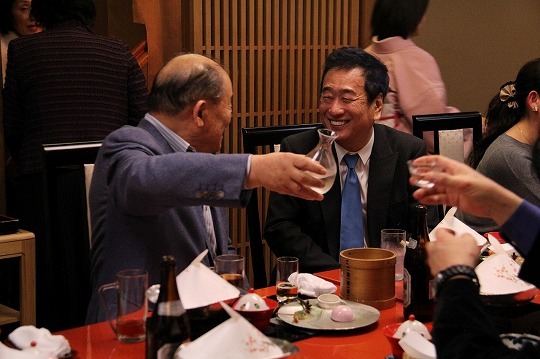 写真：お酒を酌み交わす様子