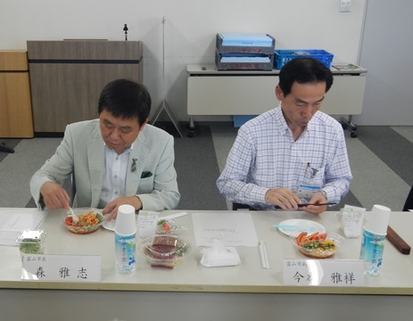 写真：試食する森市長