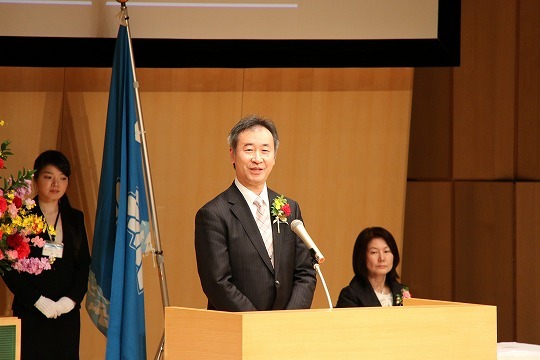 写真：贈呈式であいさつする梶田隆章さん
