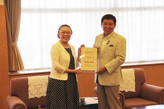 写真：柴田理恵さんと森市長