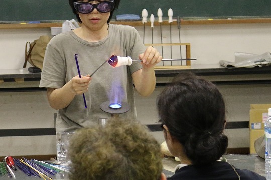 写真：制作見学会の様子