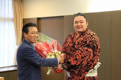 写真：朝乃山関と森市長