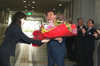 写真：花束を受け取る森市長