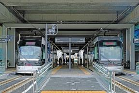 写真：富山駅の路面電車