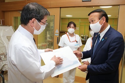 写真：市民病院を視察する市長