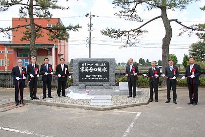 写真：除幕式の様子