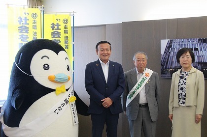写真：保護観察所長と富山市保護司会の訪問を受ける市長