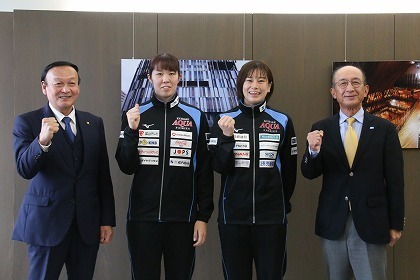 写真：アクアフェアリーズの皆さんとガッツポーズの市長