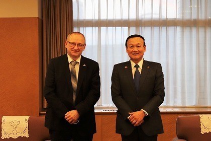 写真：クラウス・フィーツェ首席公使と市長