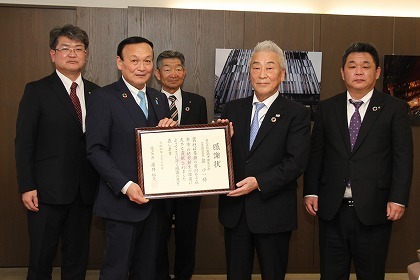 写真：感謝状を贈る市長（3月14日）