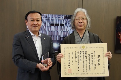 写真：秋吉克彦さんと市長