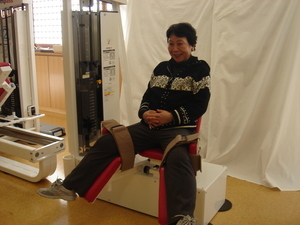 両足を開く運動