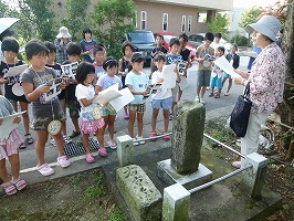 写真：道標について学ぶ子どもたち