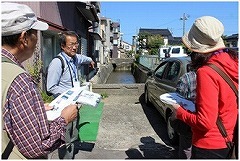 写真：町歩きの様子1