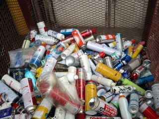 写真：空き缶回収日に混ざっていたカセットボンベやスプレー缶