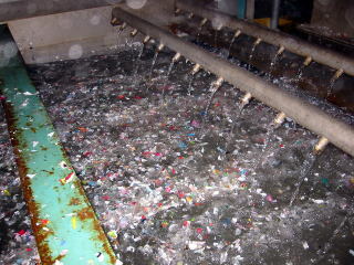 写真：洗浄されるプラスチック