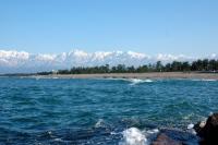 写真：海越しの立山連峰と古志の松原（岩瀬浜海水浴場）