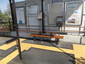 写真：婦中鵜坂駅のホームに設置したベンチ