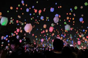 写真：スカイランタンが夜空に打ち上げらる様子