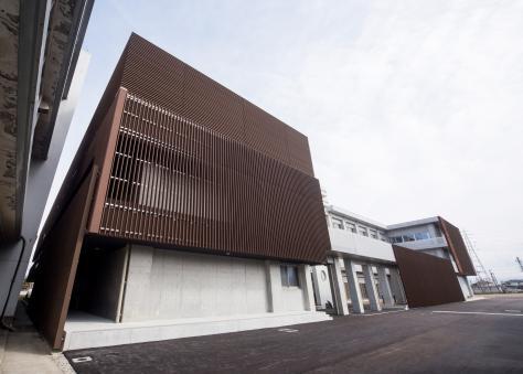 写真：岩瀬中学校　外観