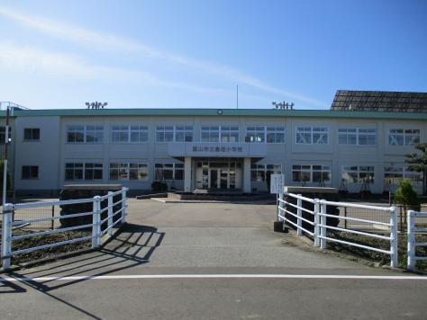 写真：倉垣小学校　外観
