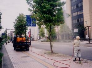 写真：害虫防除作業の様子2