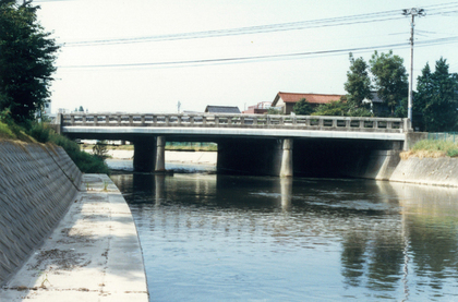 写真：1986年の八田橋の側面