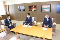 写真：市長に要望書を提出する様子