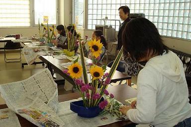 写真：富山市立上滝公民館での生け花体験