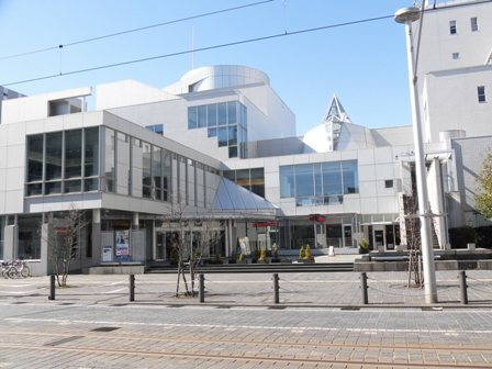 写真:富山市民プラザ正面