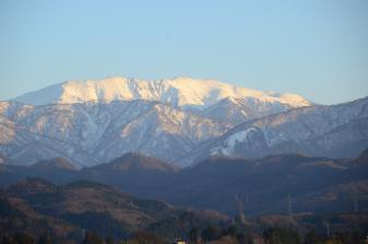 写真：大山地域から望む薬師岳