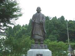 写真:高野山金剛峯寺管長の金山穆韶の像
