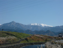 写真：常西合口用水からみた薬師岳と鍬崎山