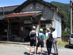 写真：ガイドブック作りの取材(有峰口駅）