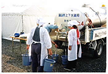 写真：給水作業の様子