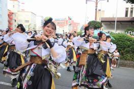 写真：出演者が踊る様子