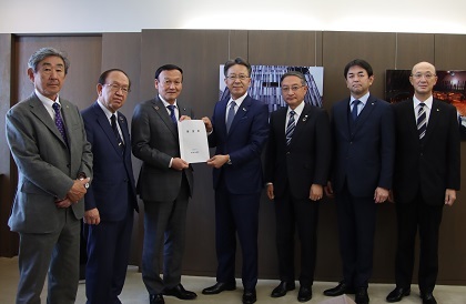 写真：要望書をを手にする藤井市長