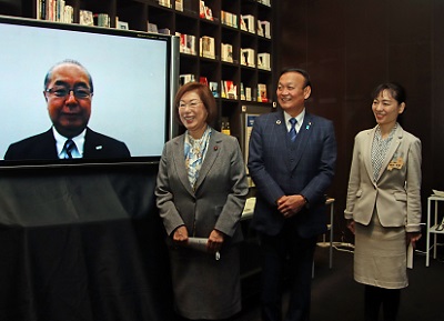 写真：永岡桂子文部科学大臣と横田美香副知事とオンラインの新田八朗知事と歓談する藤井市長