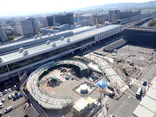 写真：2021年4月撮影　富山駅北口駅前広場