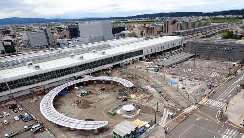 写真：2021年8月撮影　富山駅北口駅前広場