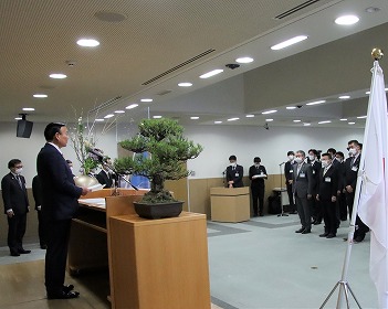 執務始め式で訓示する藤井市長